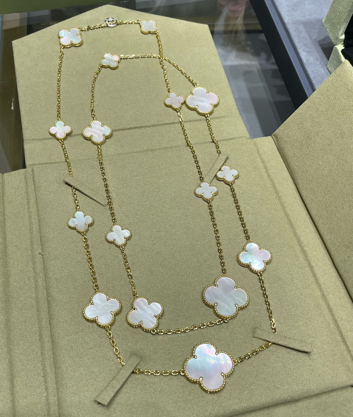 ¡®Glow Jewelry¡¯CLOVER 16 MOTIF WHITE MOP GOLD HALSKETTE
