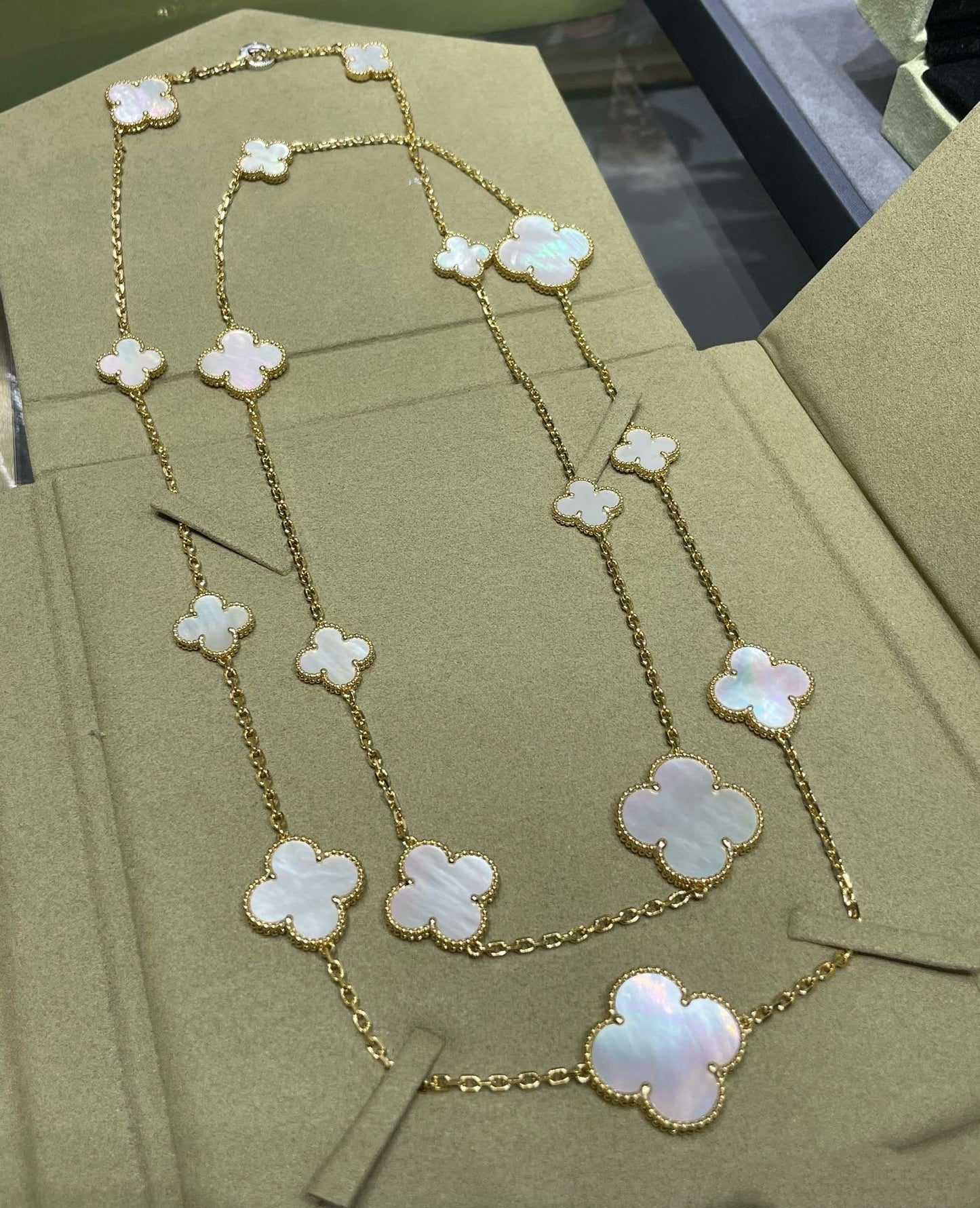 ¡®Glow Jewelry¡¯CLOVER 16 MOTIF WHITE MOP GOLD HALSKETTE