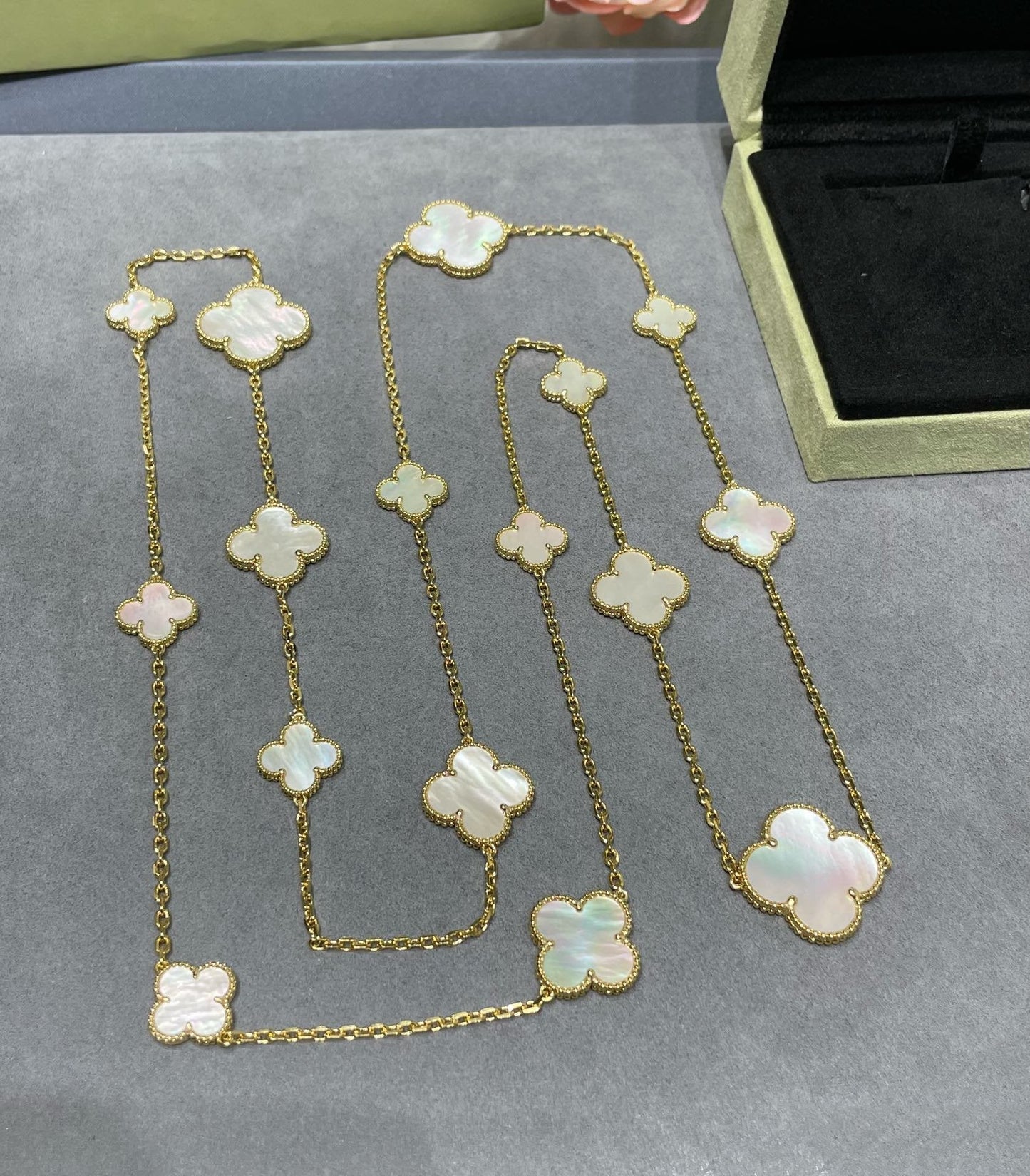 ¡®Glow Jewelry¡¯CLOVER 16 MOTIF WHITE MOP GOLD HALSKETTE