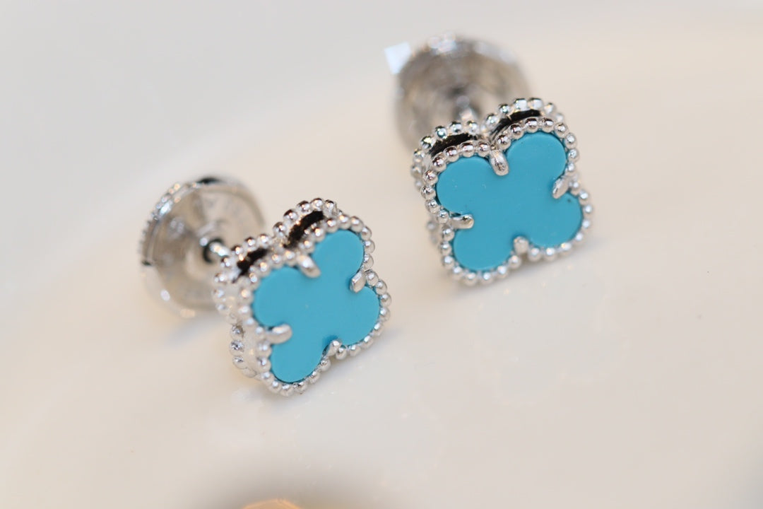 „Glow Jewelry“ KLEINE KLEEBKATTEN-OHRSTECKER AUS SILBER MIT TÜRKIS