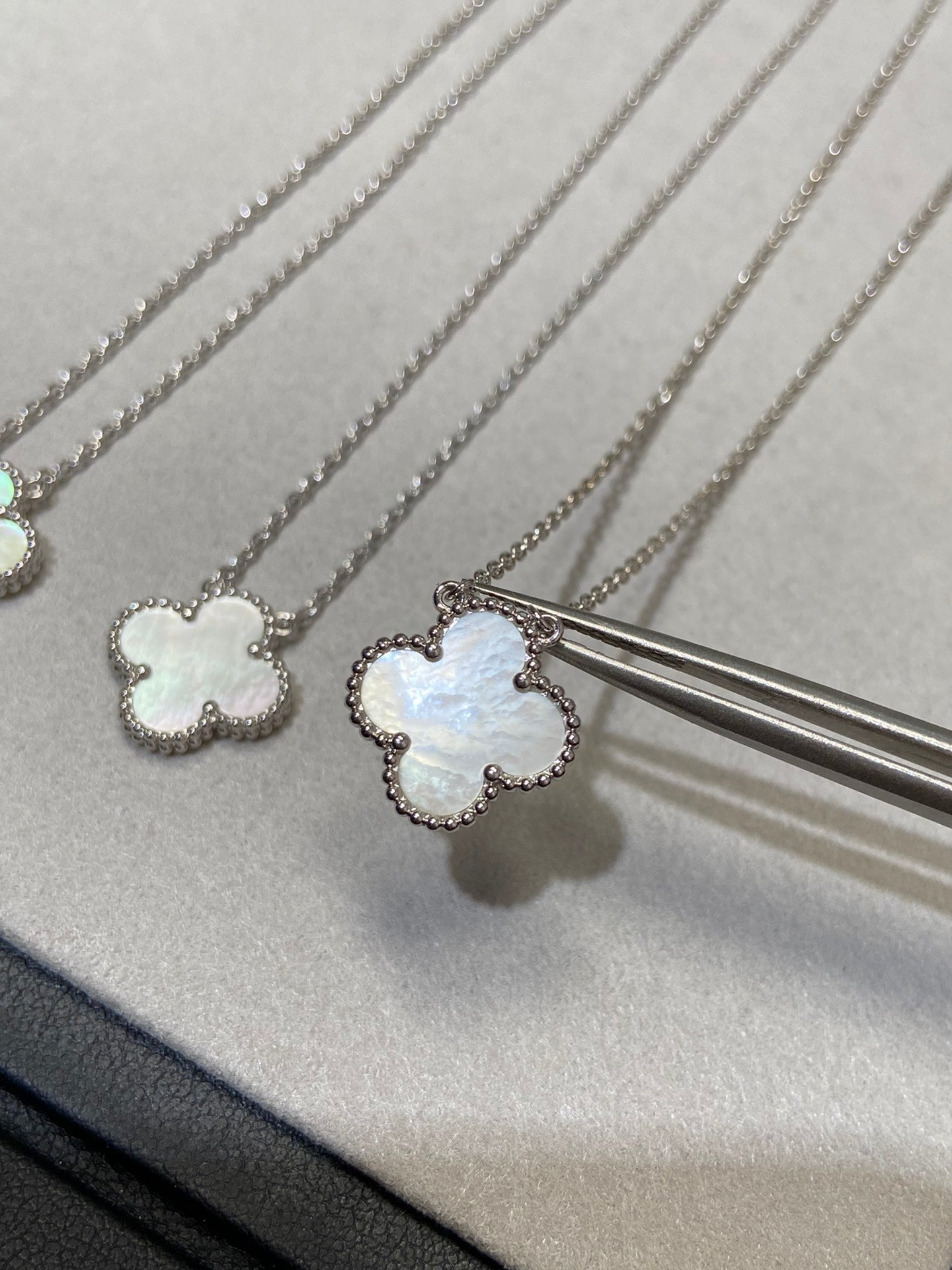 [Glow Jewelry]CLOVER MEDIUM SILVER WHITE MOP NECKLACE