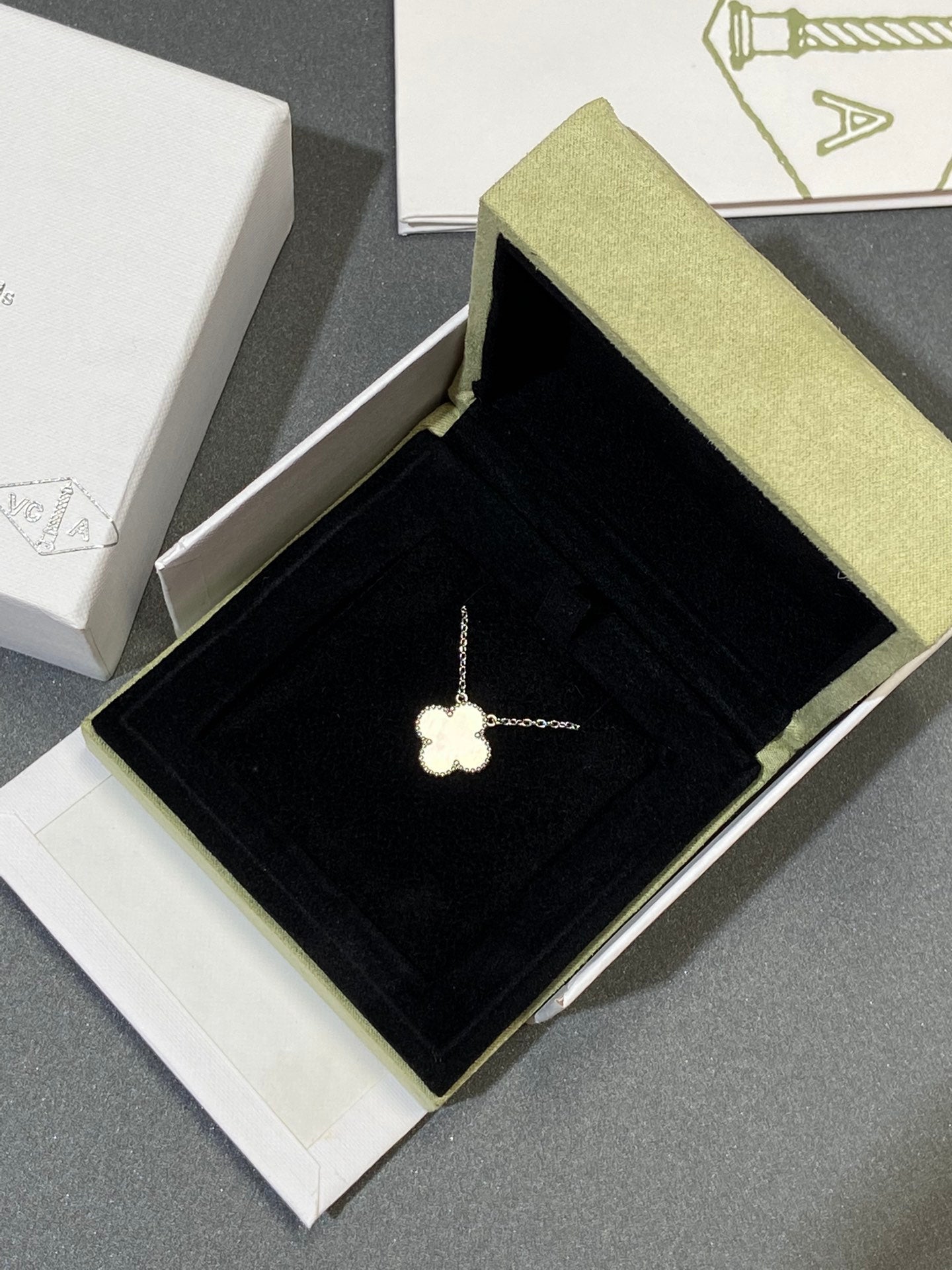 [Glow Jewelry]CLOVER MEDIUM SILVER WHITE MOP NECKLACE