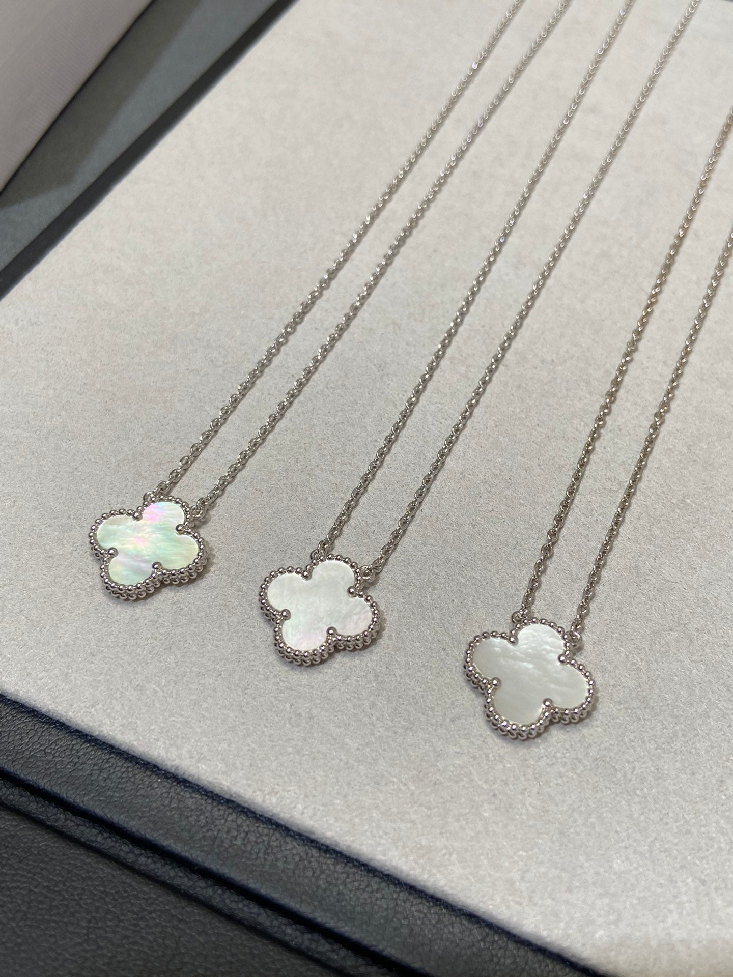 ¡®Glow Jewelry¡¯CLOVER MEDIUM SILVER WHITE MOP NECKLACE