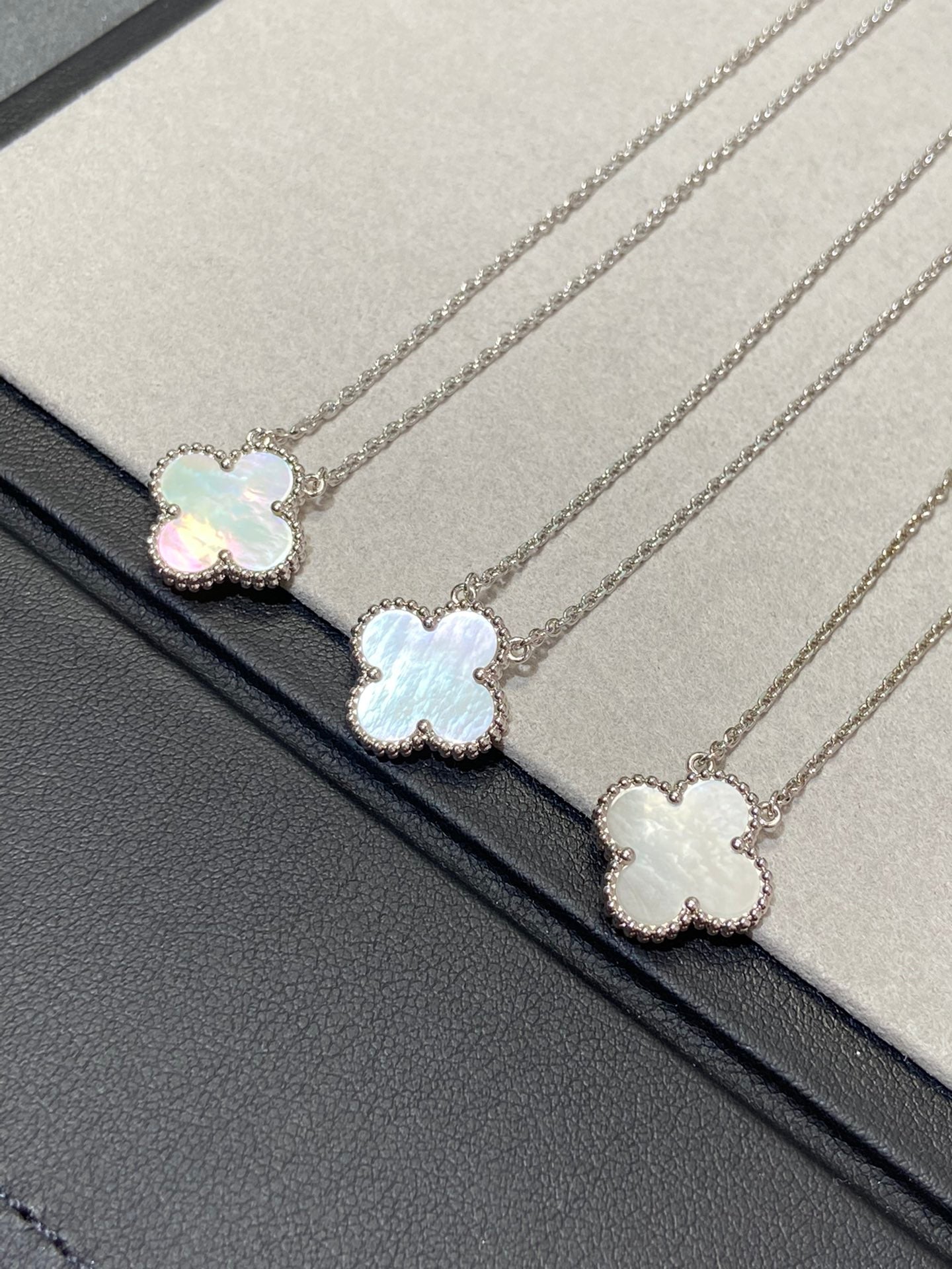 [Glow Jewelry]CLOVER MEDIUM SILVER WHITE MOP NECKLACE