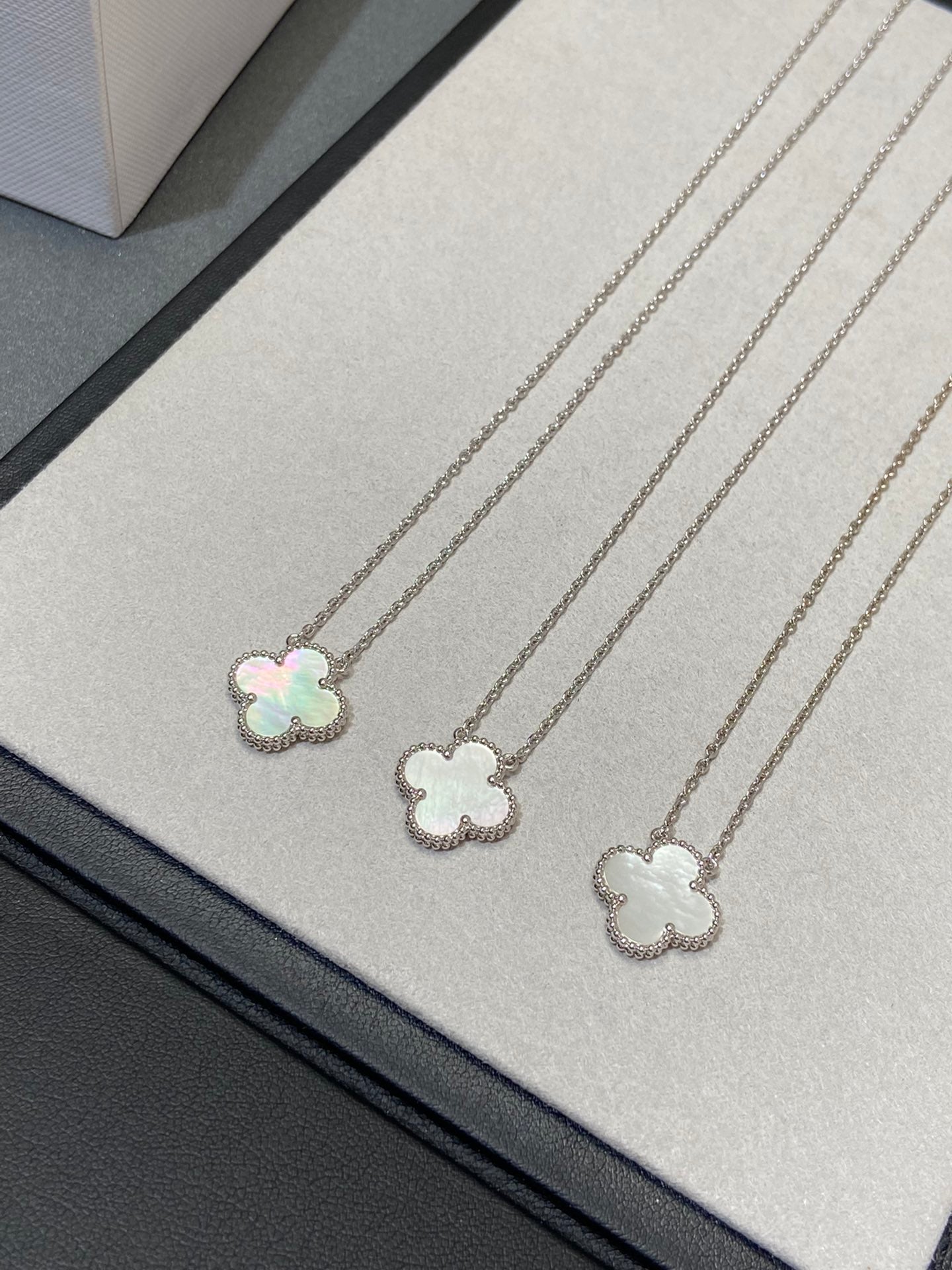 ¡®Glow Jewelry¡¯CLOVER MEDIUM SILVER WHITE MOP NECKLACE