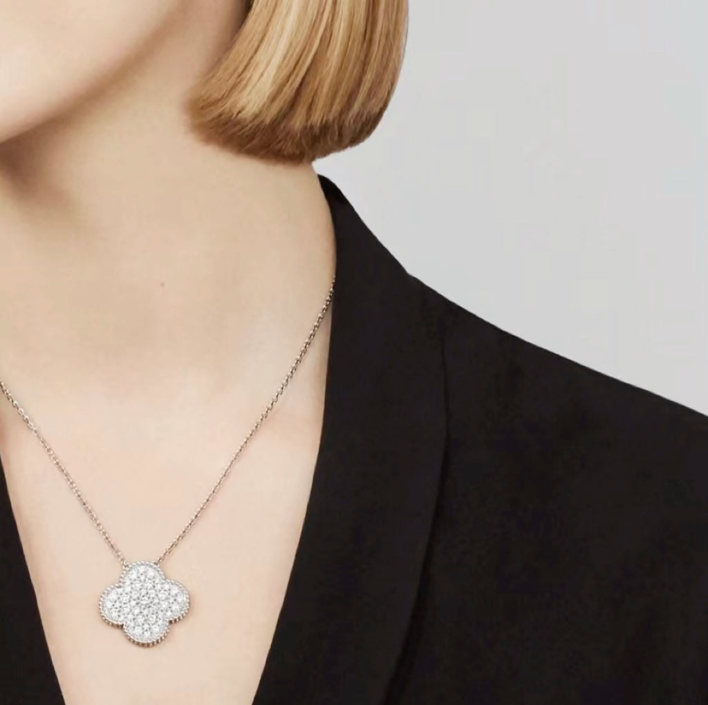 „Glow Jewelry“ KLEE 25MM GROSSER ANHÄNGER MIT DIAMANTEN BESETZTE SILBERNE HALSKETTE