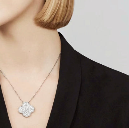 „Glow Jewelry“ KLEE 25MM GROSSER ANHÄNGER MIT DIAMANTEN BESETZTE SILBERNE HALSKETTE