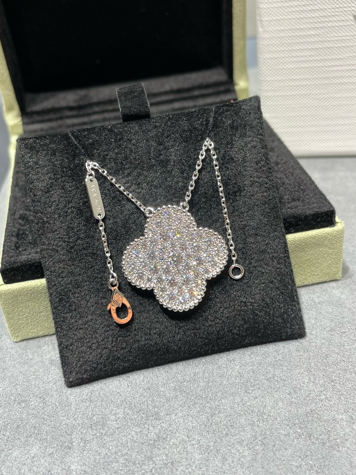 „Glow Jewelry“ KLEE 25MM GROSSER ANHÄNGER MIT DIAMANTEN BESETZTE SILBERNE HALSKETTE