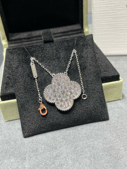 „Glow Jewelry“ KLEE 25MM GROSSER ANHÄNGER MIT DIAMANTEN BESETZTE SILBERNE HALSKETTE