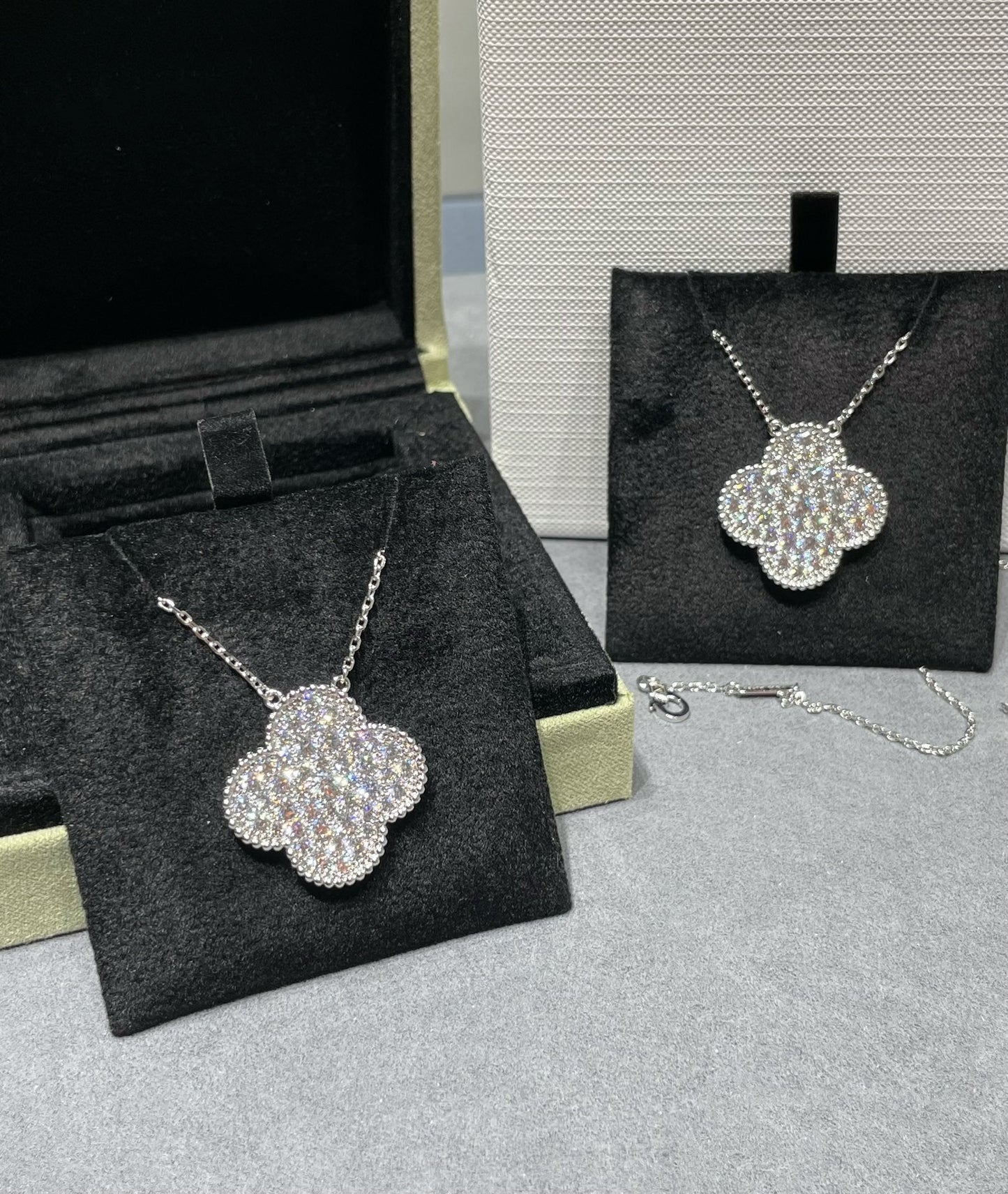 „Glow Jewelry“ KLEE 25MM GROSSER ANHÄNGER MIT DIAMANTEN BESETZTE SILBERNE HALSKETTE