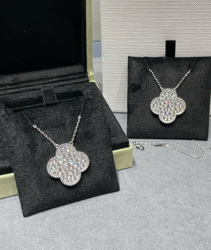„Glow Jewelry“ KLEE 25MM GROSSER ANHÄNGER MIT DIAMANTEN BESETZTE SILBERNE HALSKETTE