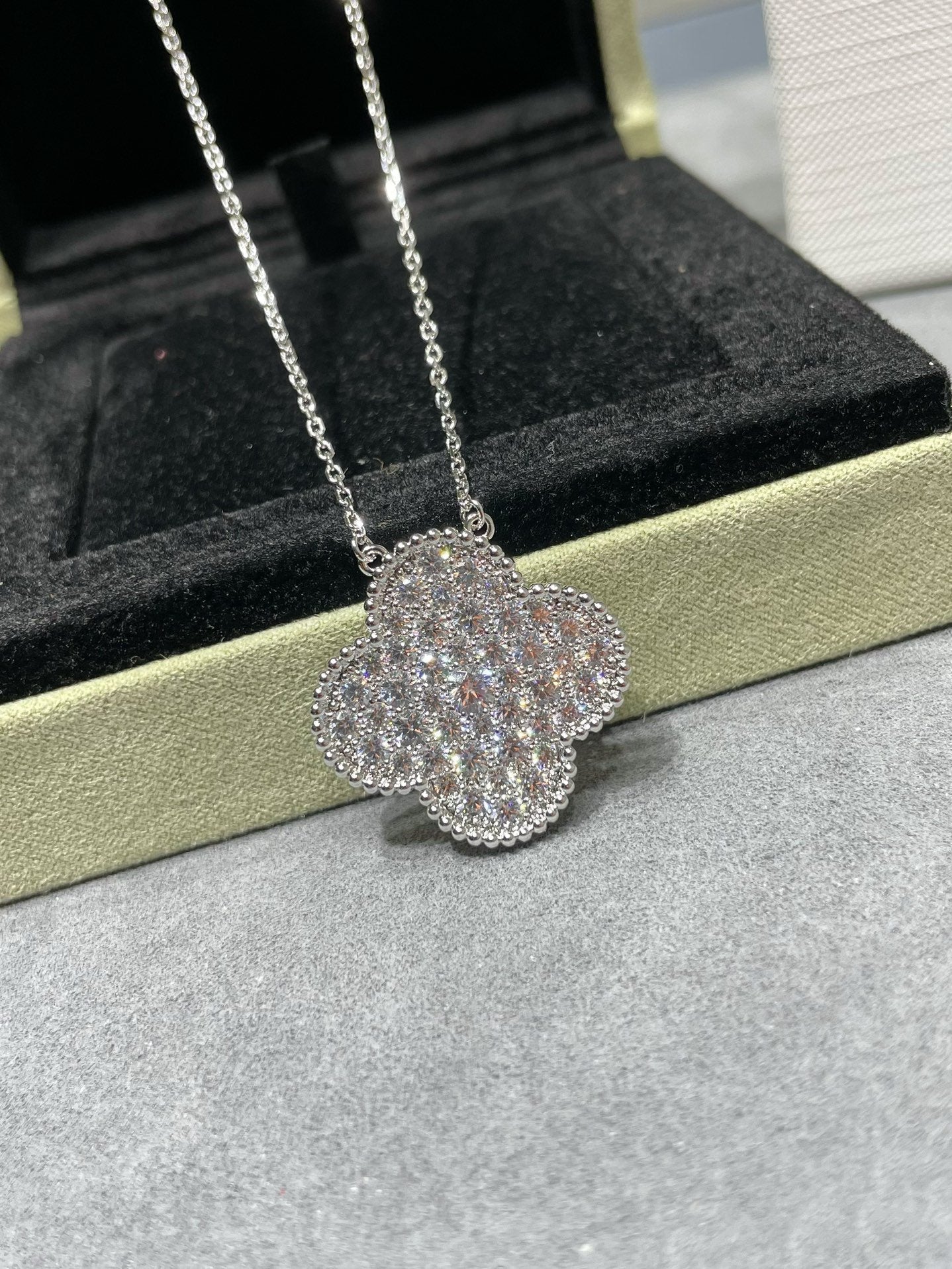„Glow Jewelry“ KLEE 25MM GROSSER ANHÄNGER MIT DIAMANTEN BESETZTE SILBERNE HALSKETTE