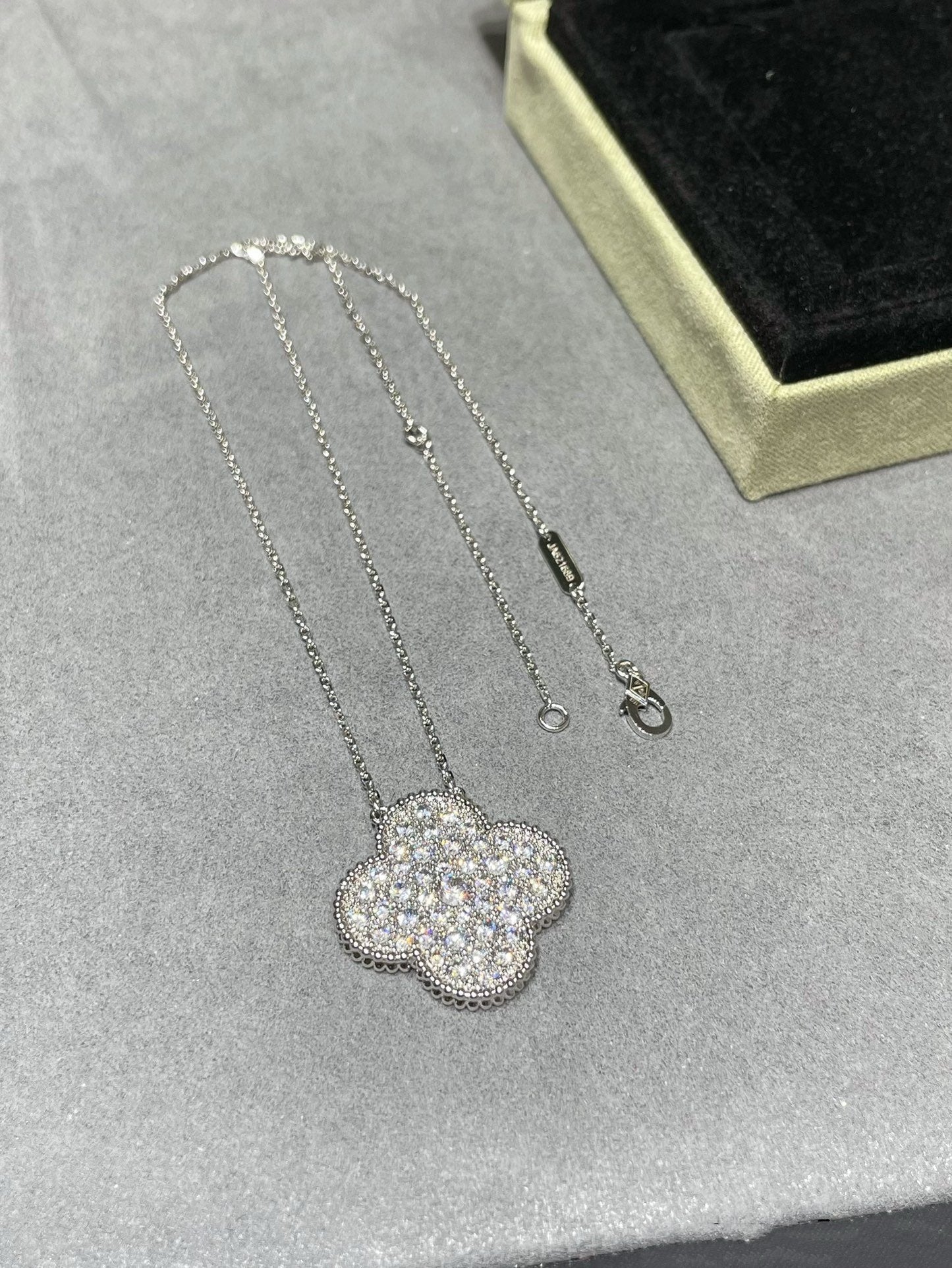 „Glow Jewelry“ KLEE 25MM GROSSER ANHÄNGER MIT DIAMANTEN BESETZTE SILBERNE HALSKETTE