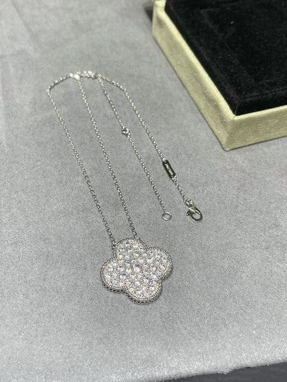 „Glow Jewelry“ KLEE 25MM GROSSER ANHÄNGER MIT DIAMANTEN BESETZTE SILBERNE HALSKETTE