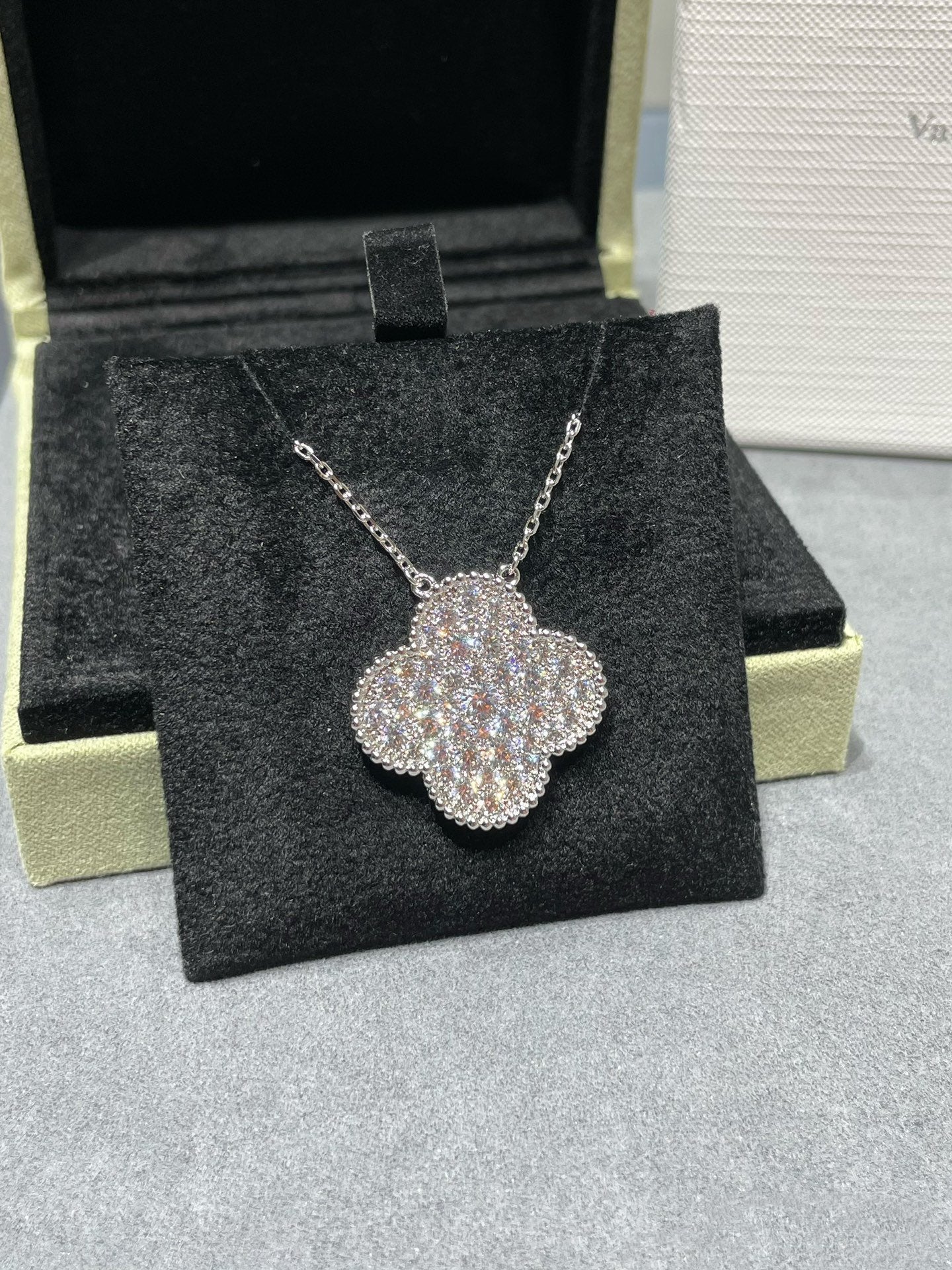 „Glow Jewelry“ KLEE 25MM GROSSER ANHÄNGER MIT DIAMANTEN BESETZTE SILBERNE HALSKETTE