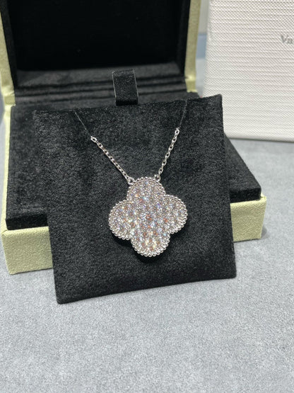 „Glow Jewelry“ KLEE 25MM GROSSER ANHÄNGER MIT DIAMANTEN BESETZTE SILBERNE HALSKETTE