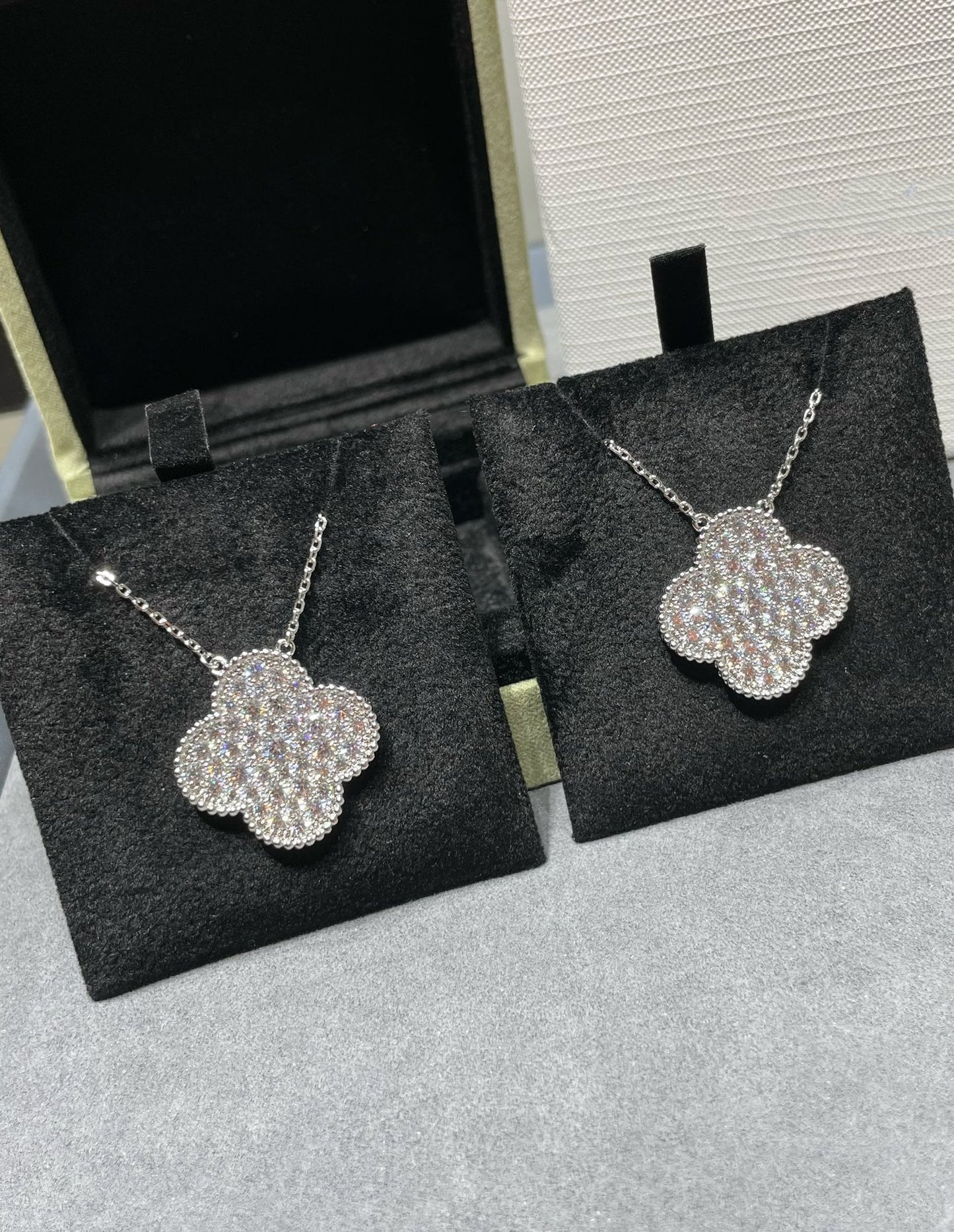 „Glow Jewelry“ KLEE 25MM GROSSER ANHÄNGER MIT DIAMANTEN BESETZTE SILBERNE HALSKETTE