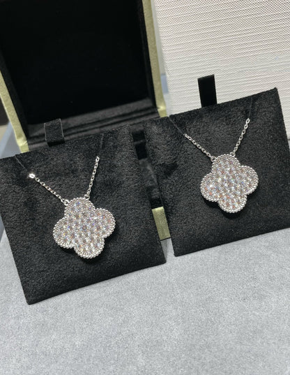 „Glow Jewelry“ KLEE 25MM GROSSER ANHÄNGER MIT DIAMANTEN BESETZTE SILBERNE HALSKETTE