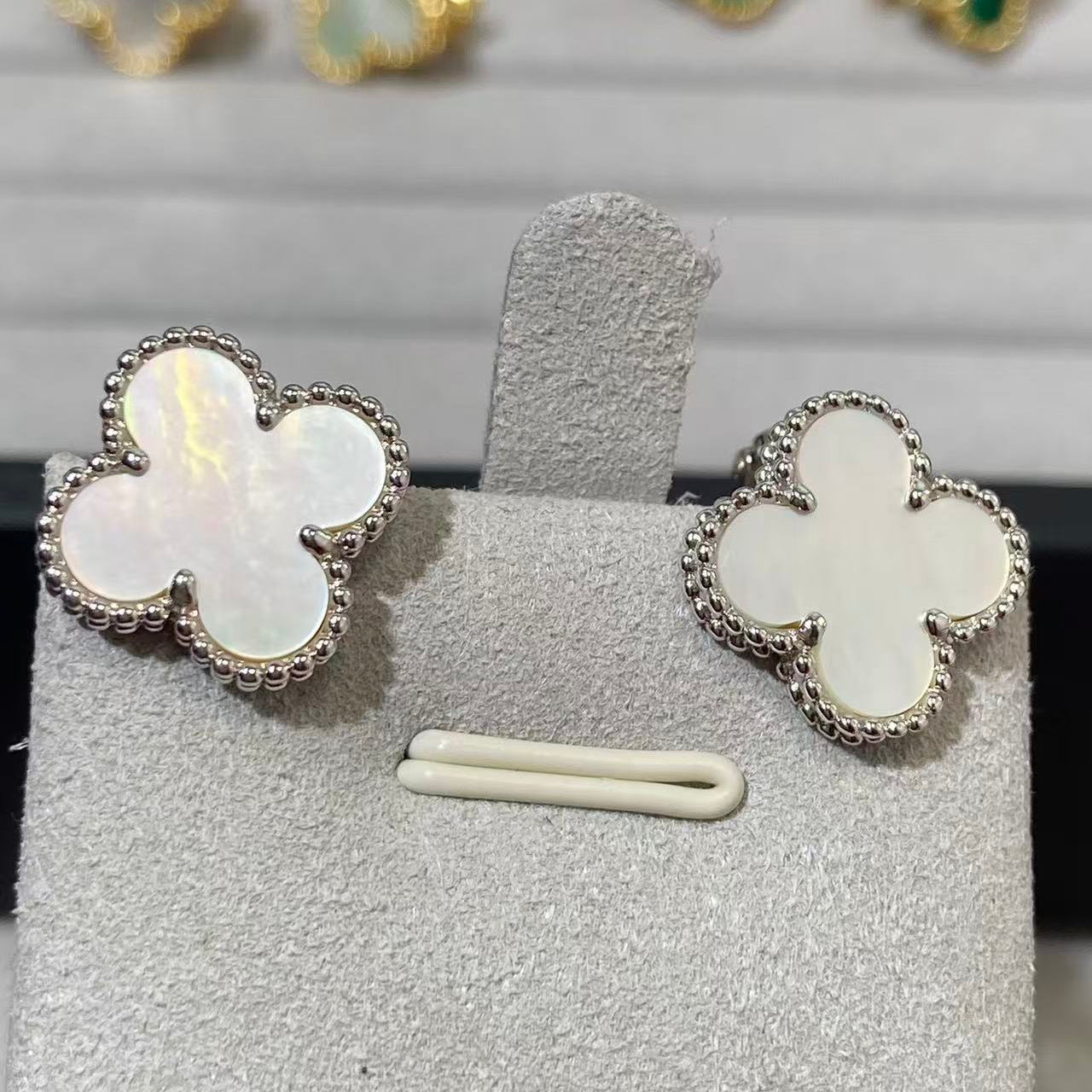 [Glow Jewelry] CLOVER LARGE (20mm) 1 MOTIF WEISSE PERLMUTT-OHRSTECKER