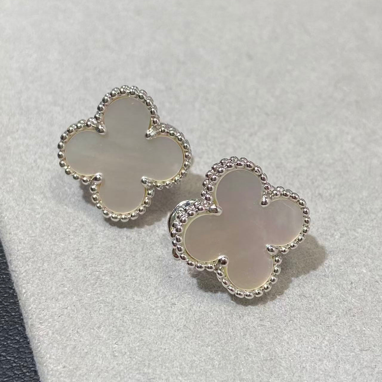 [Glow Jewelry] CLOVER LARGE (20mm) 1 MOTIF WEISSE PERLMUTT-OHRSTECKER