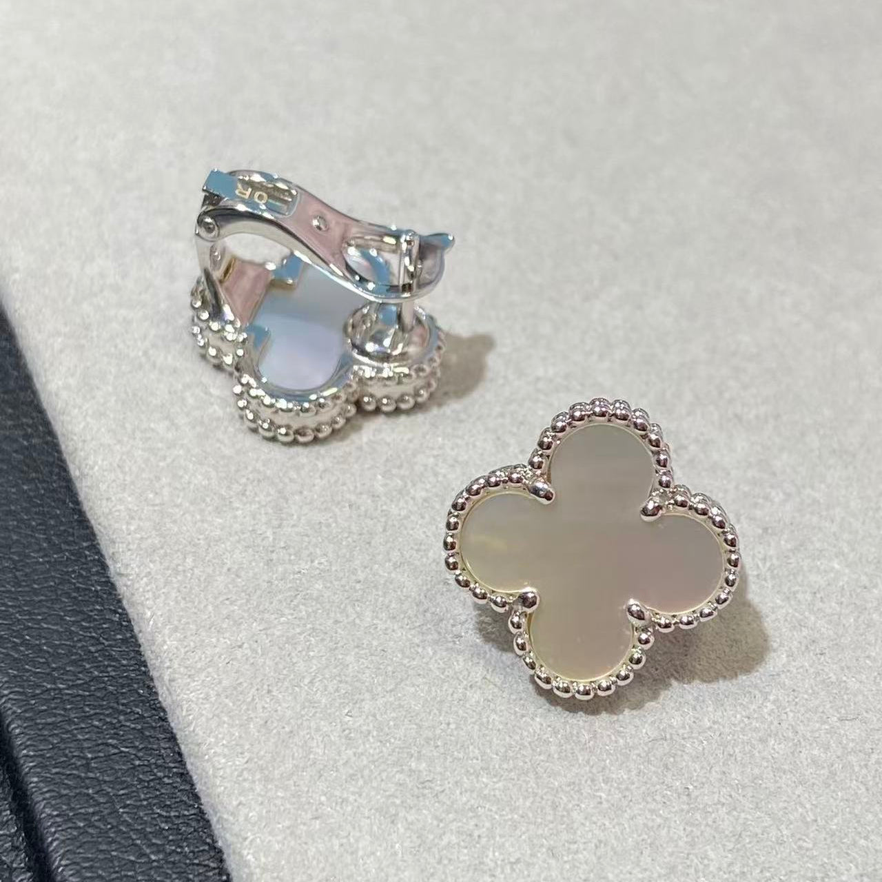 [Glow Jewelry] CLOVER LARGE (20mm) 1 MOTIF WEISSE PERLMUTT-OHRSTECKER