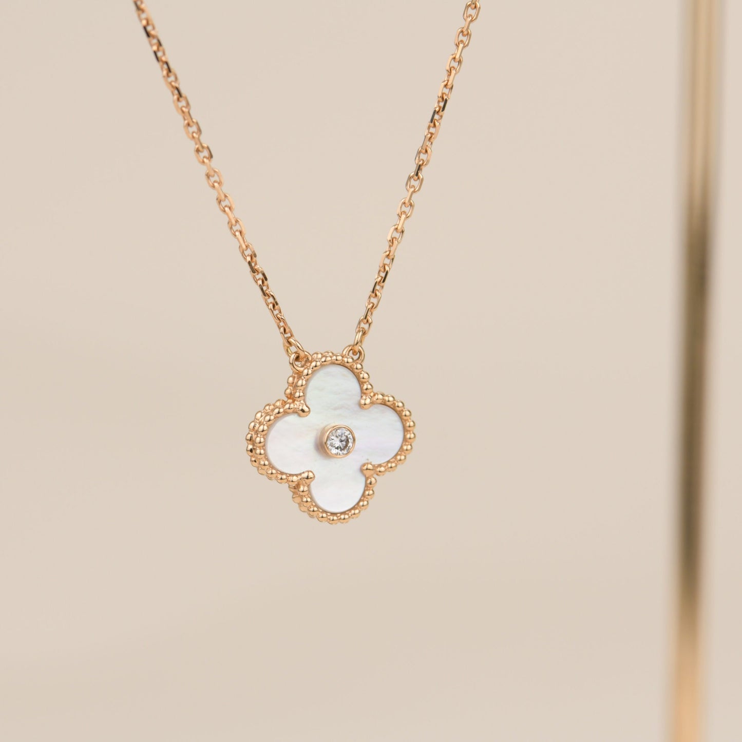 „Glow Jewelry“ KLEE 15MM DIAMANT WEISSE FRITILLARIA-HALSKETTE