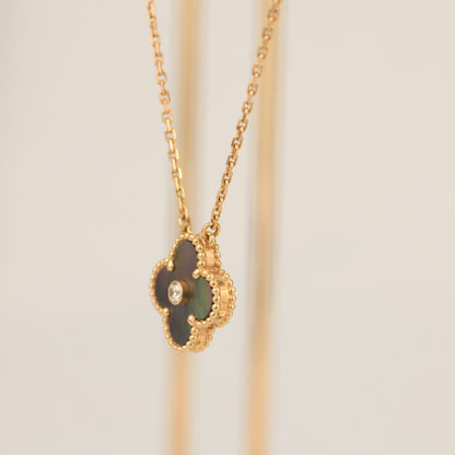 „Glow Jewelry“ Kleeblatt-Halskette mit 15 mm Diamanten und Perlmutt in Grau