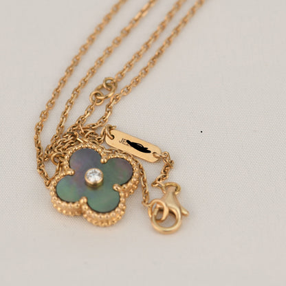 „Glow Jewelry“ Kleeblatt-Halskette mit 15 mm Diamanten und Perlmutt in Grau