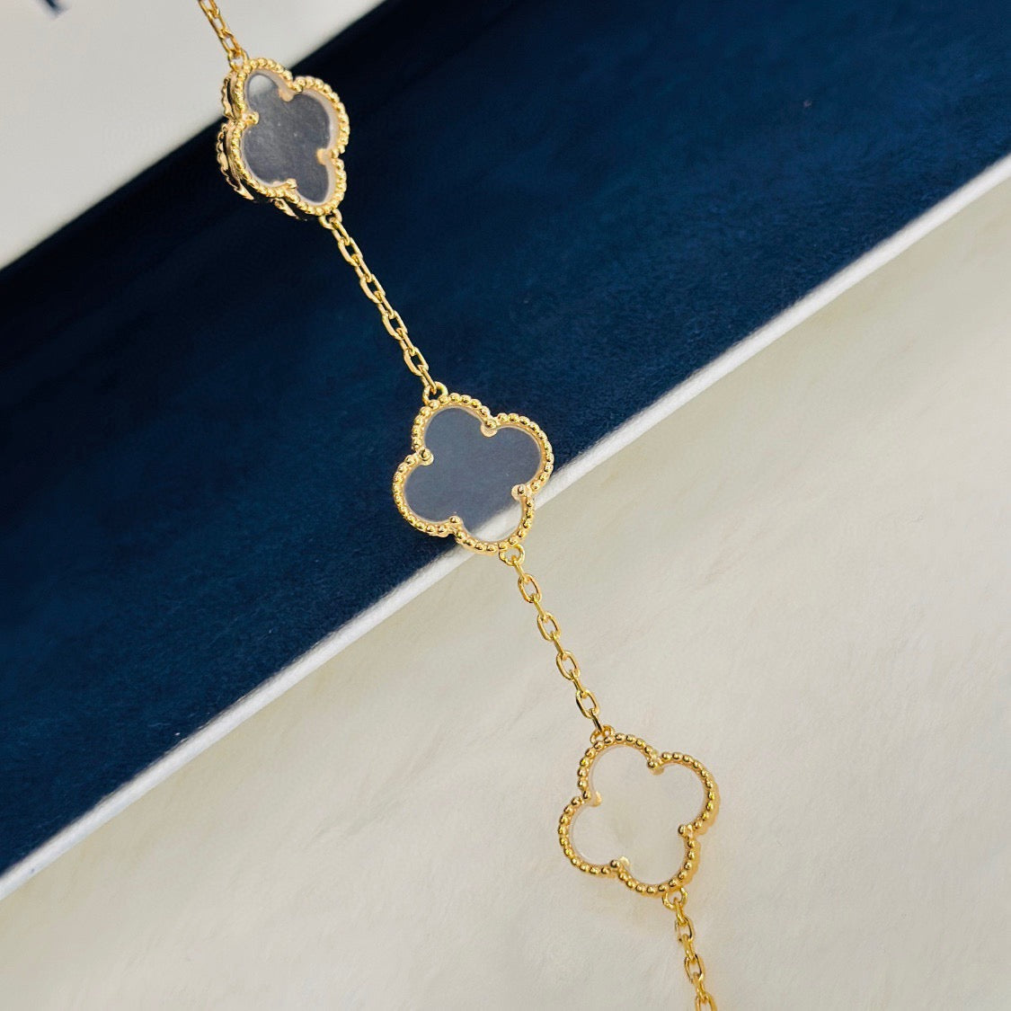 [Glow Jewelry]Neues ROCK CRYSTAL ARMBAND MIT 5 KLEEBLÄTTERN