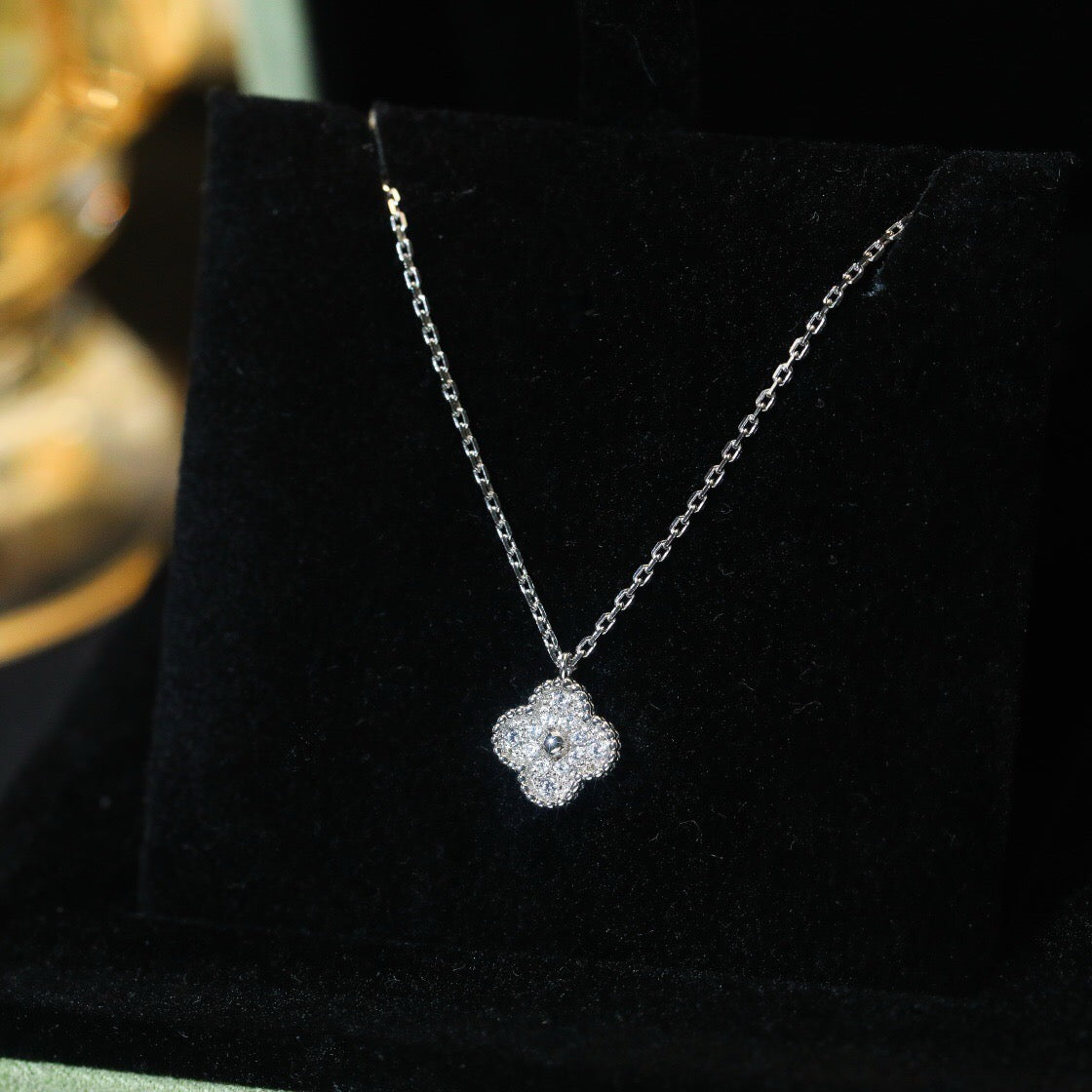 „Glow Jewelry“ KLEINE KLEEBLATT-HALSKETTE MIT 9,5 MM ANHÄNGER UND DIAMANTEN