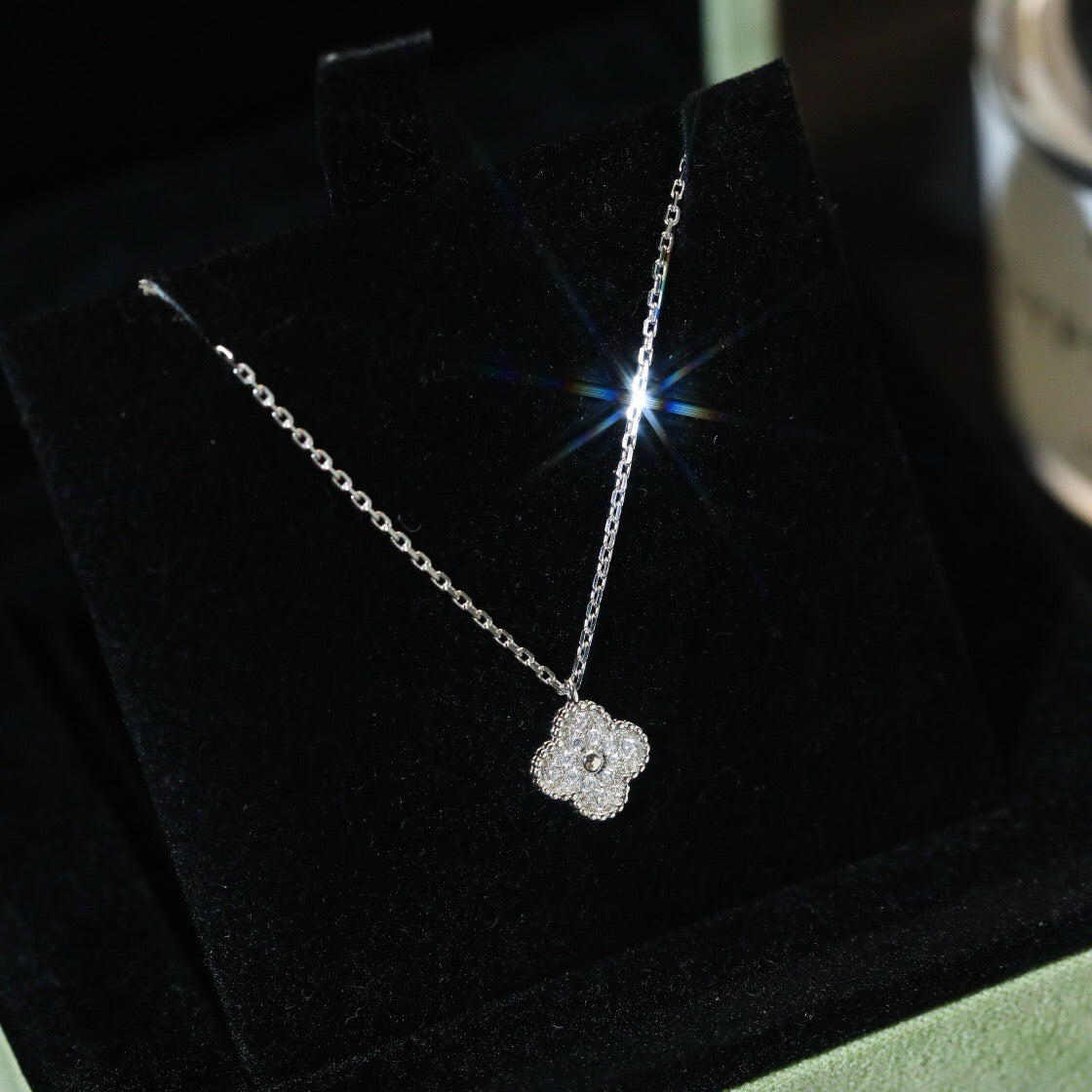 „Glow Jewelry“ KLEINE KLEEBLATT-HALSKETTE MIT 9,5 MM ANHÄNGER UND DIAMANTEN