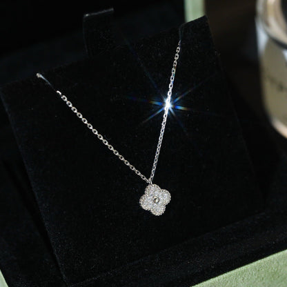 „Glow Jewelry“ KLEINE KLEEBLATT-HALSKETTE MIT 9,5 MM ANHÄNGER UND DIAMANTEN