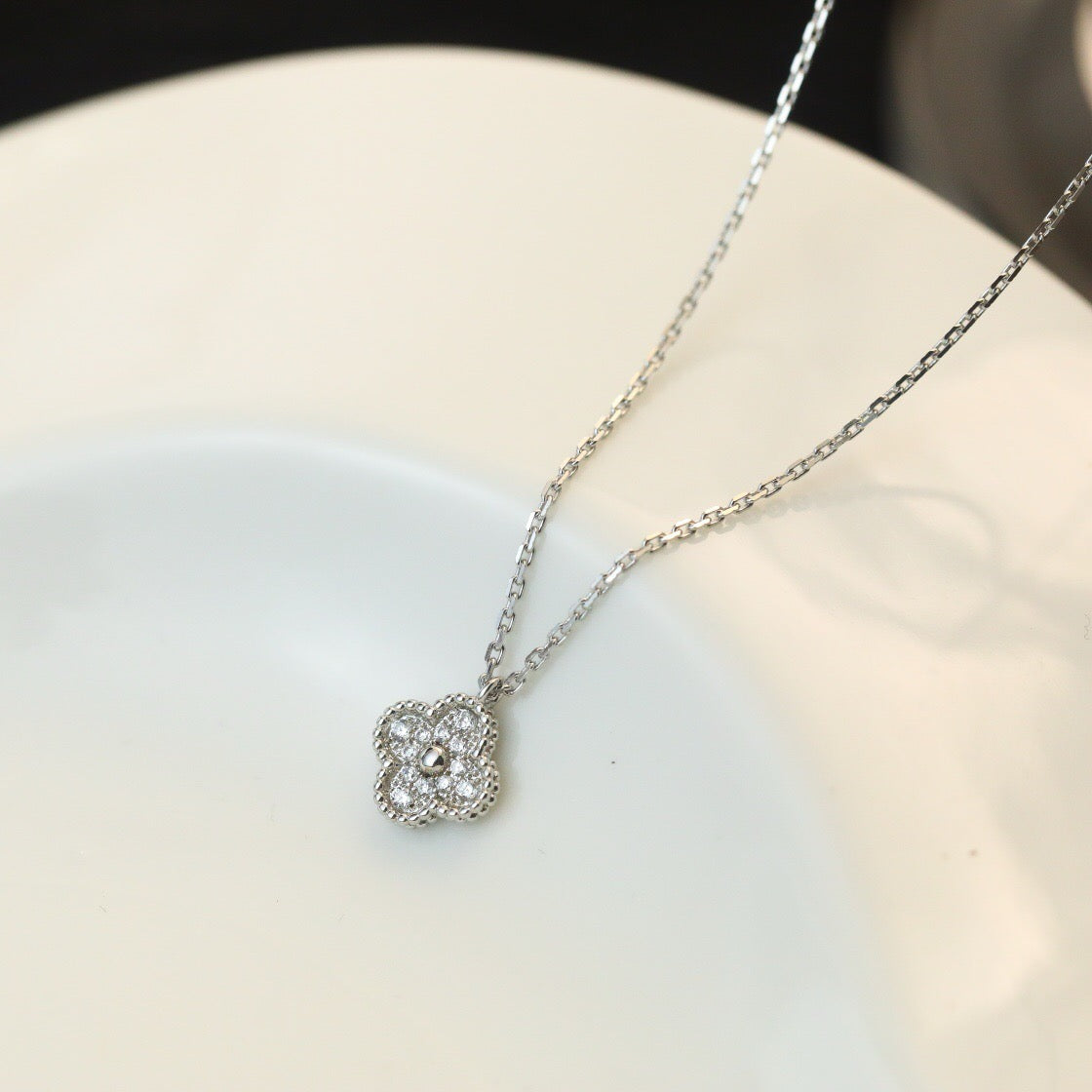 „Glow Jewelry“ KLEINE KLEEBLATT-HALSKETTE MIT 9,5 MM ANHÄNGER UND DIAMANTEN