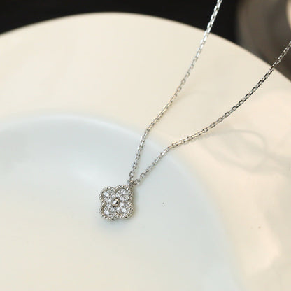 „Glow Jewelry“ KLEINE KLEEBLATT-HALSKETTE MIT 9,5 MM ANHÄNGER UND DIAMANTEN