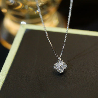 „Glow Jewelry“ KLEINE KLEEBLATT-HALSKETTE MIT 9,5 MM ANHÄNGER UND DIAMANTEN