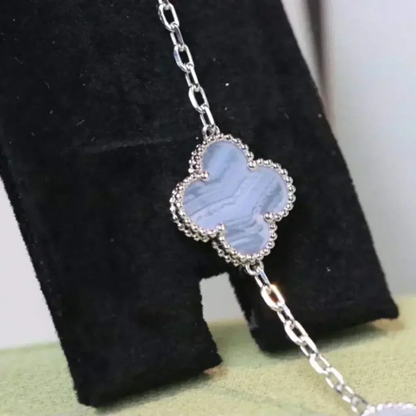[Glow Jewelry]Neue KOLLEKTION „CLOVER 5 MOTIF PURPLE CHALCEDONY BRACELET“