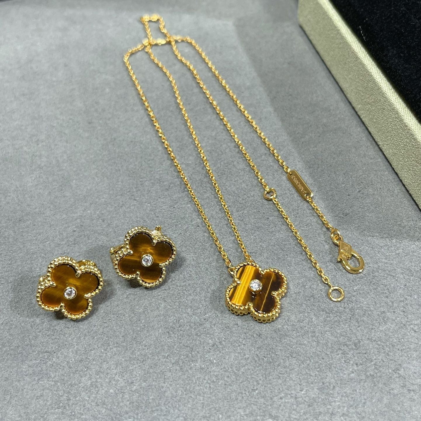 [Glow Jewelry]CLOVER 15MM DIAMOND AND YELLOW TIGER'S EYE AGATE necklace