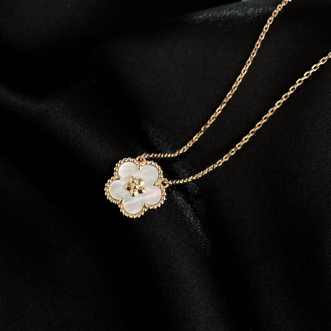 [Glow Jewelry]LUCKY  WHITE MOP  PLUM BLOSSOM NECKLACE