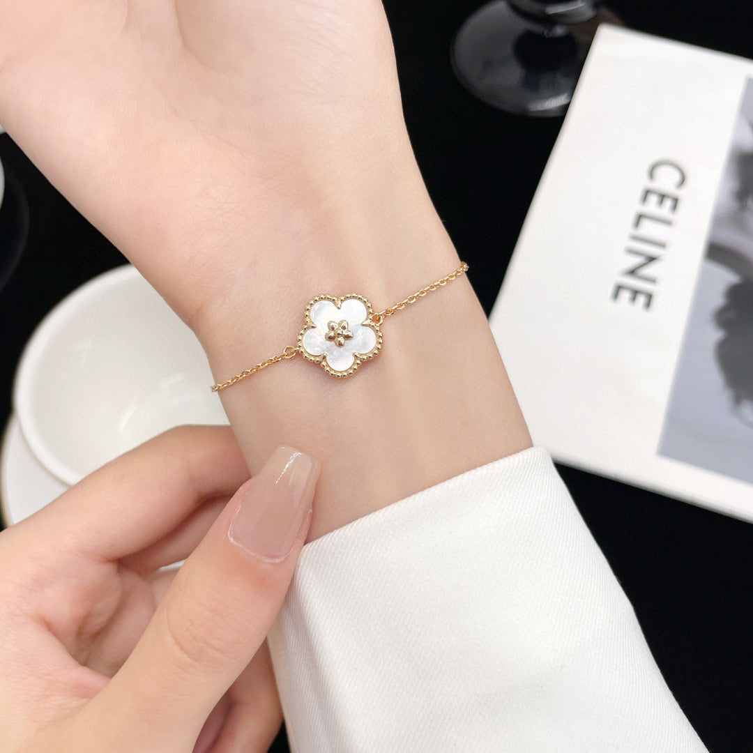[Glow Jewelry]LUCKY WHITE MOP PLUM BLOSSOM  BRACELET