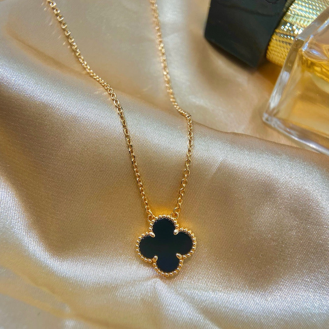 Glow Jewelry - Halskette mit einem 15 mm schwarzen Onyx-Kleeblattanhänger