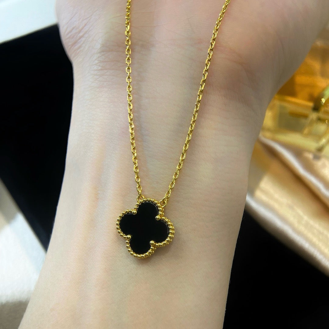 Glow Jewelry - Halskette mit einem 15 mm schwarzen Onyx-Kleeblattanhänger