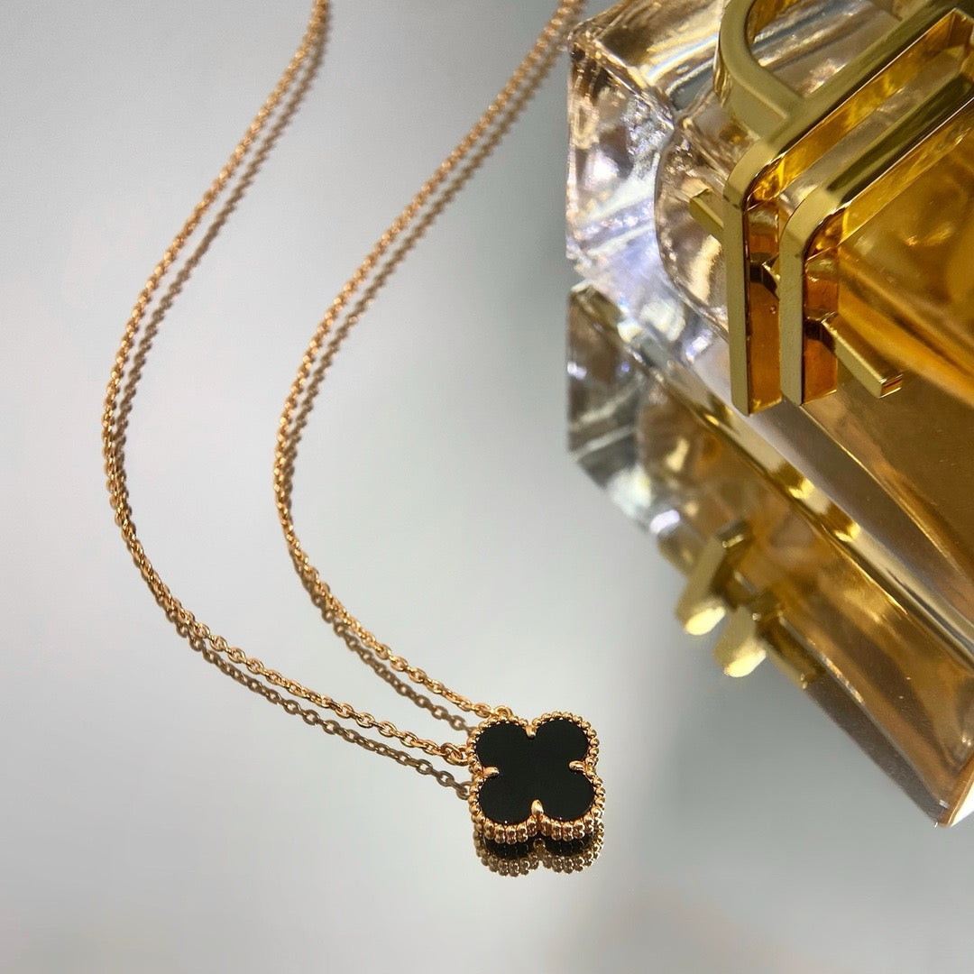 Glow Jewelry - Halskette mit einem 15 mm schwarzen Onyx-Kleeblattanhänger