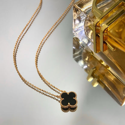 Glow Jewelry - Halskette mit einem 15 mm schwarzen Onyx-Kleeblattanhänger