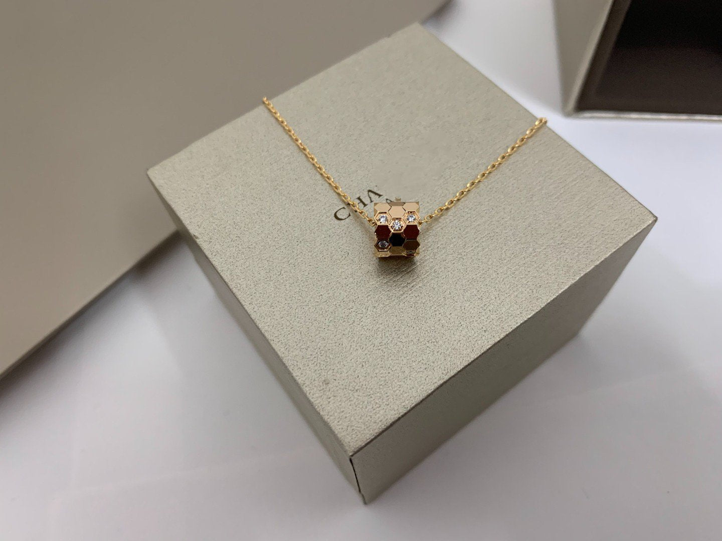 ¡®Glow Jewelry¡¯BEE LOVE DIAMOND NECKLACE