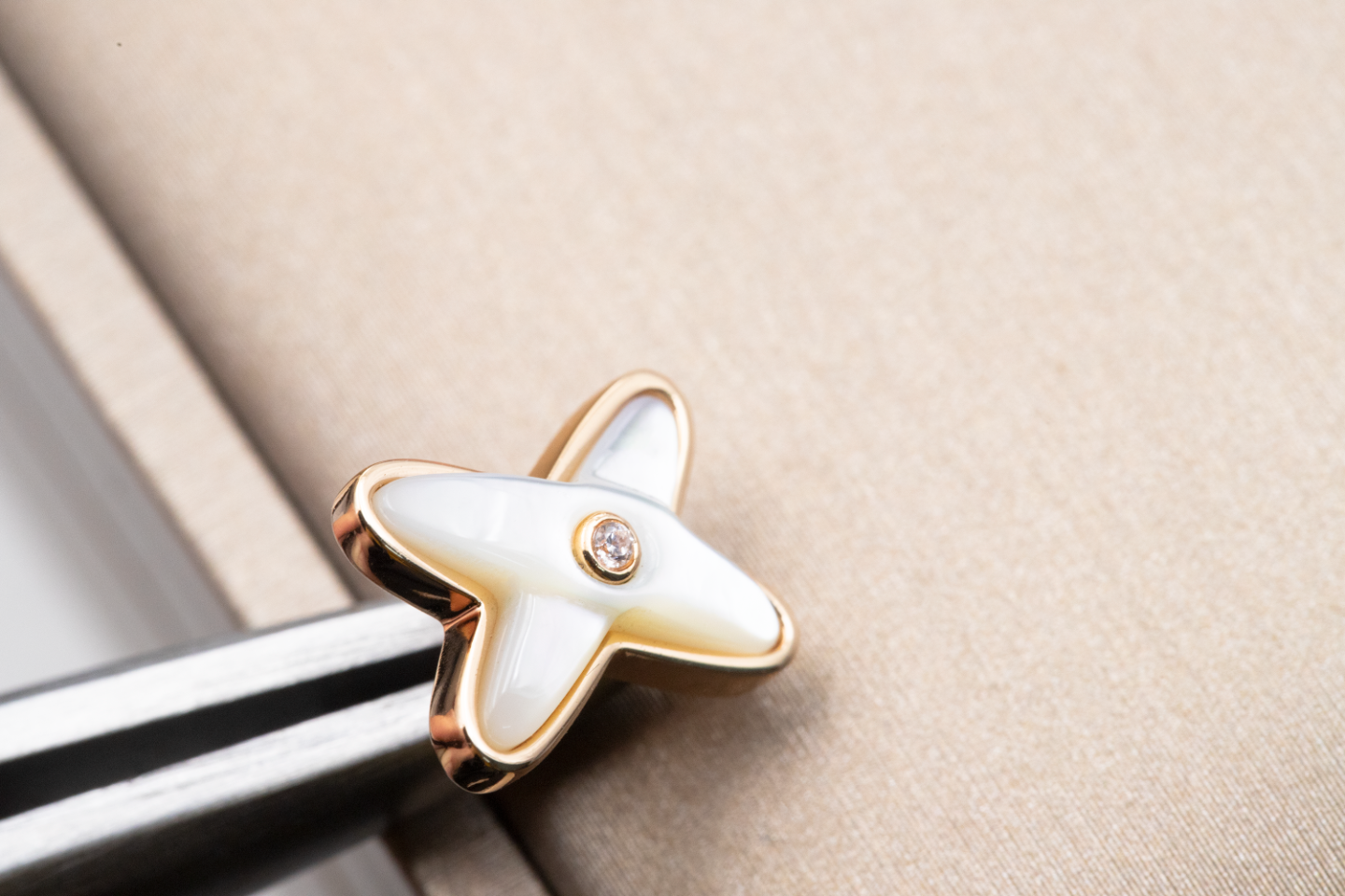 „Glow Jewelry“ WHITE MOP PINK GOLD DIAMOND OHRRINGE
