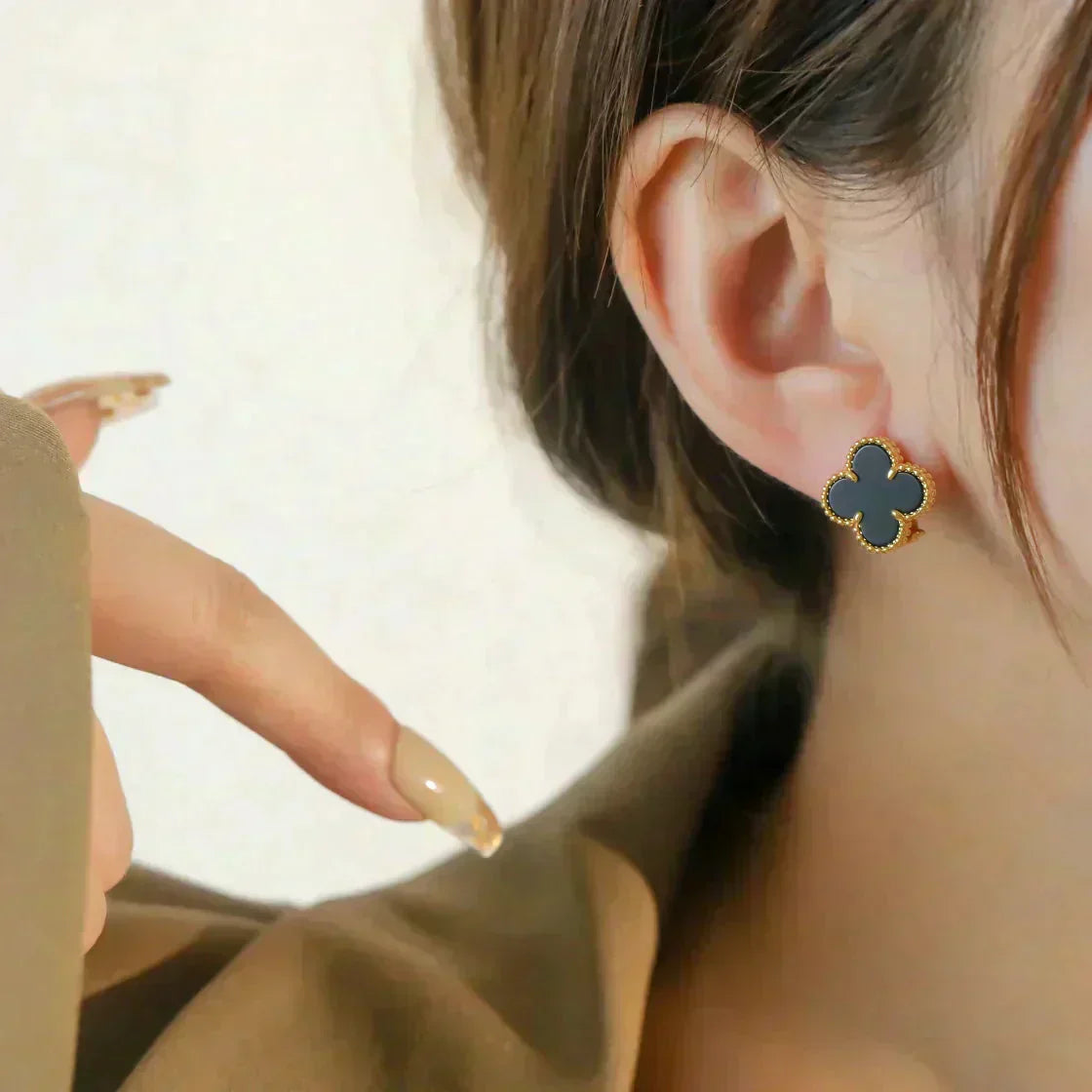 „Glow Jewelry“ Mittelgroße „Clover“ Ohrstecker mit 1 Motiv und Onyx
