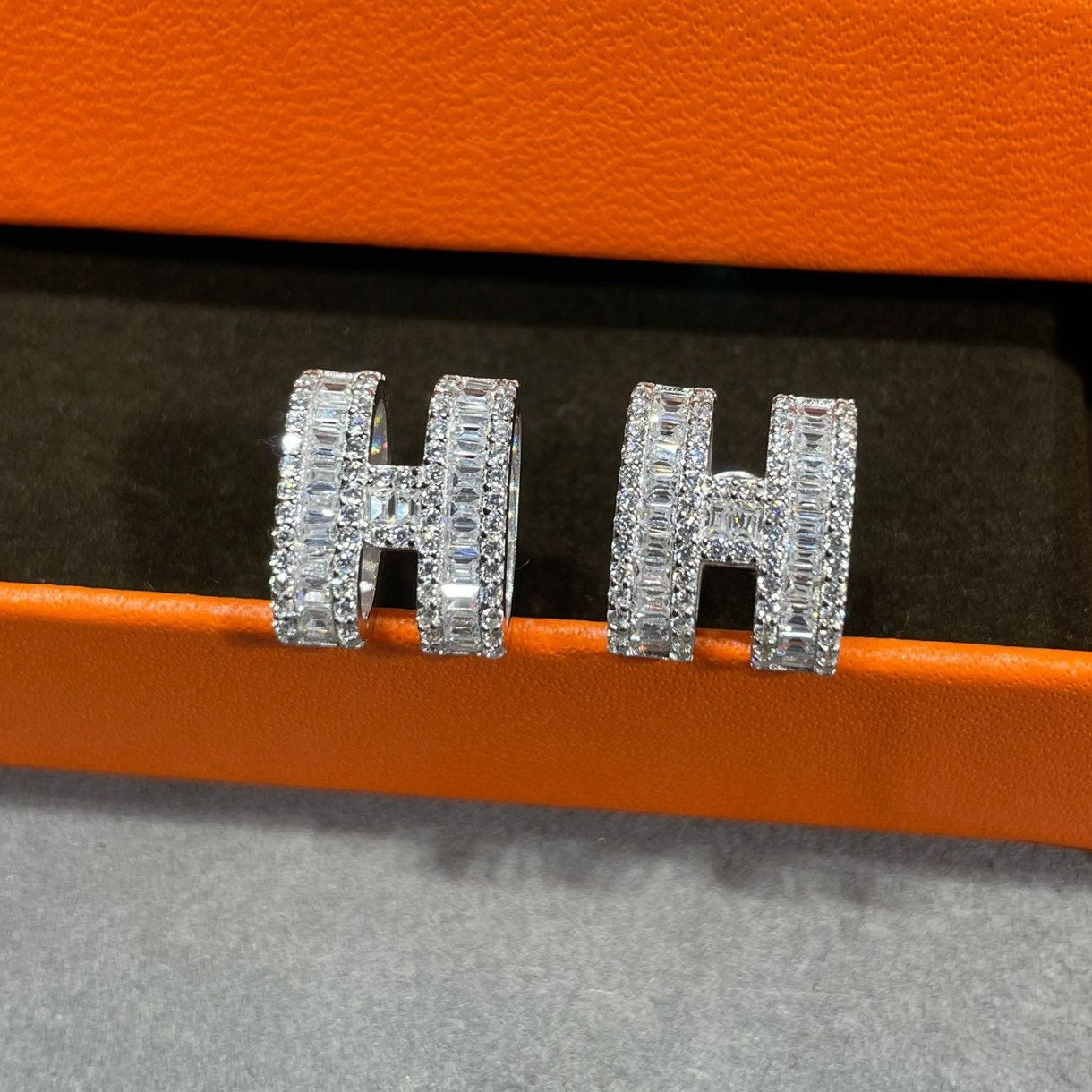 „Glow Jewelry“ H-OHRRINGE MIT SILBERNEN DIAMANTEN