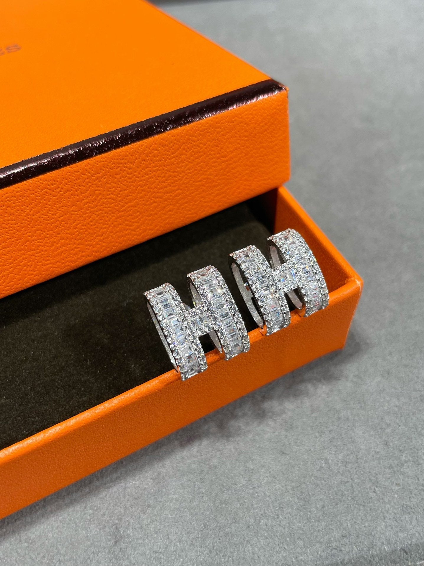 „Glow Jewelry“ H-OHRRINGE MIT SILBERNEN DIAMANTEN