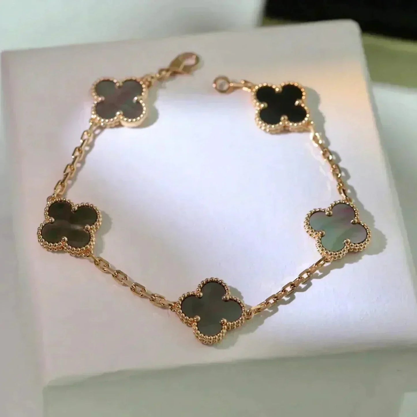 [Glow Jewelry]Neue KOLLEKTION: KLEEBATT 5 MOTIV GRAUER PERLMUTT-ARMBAND