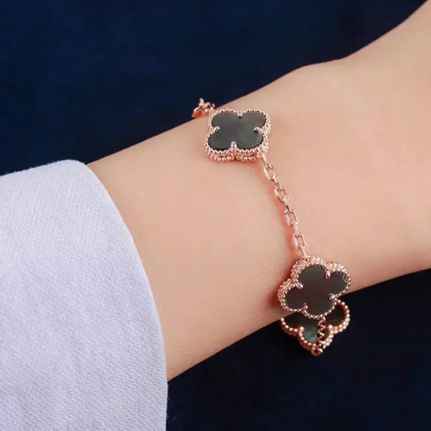 [Glow Jewelry]Neue KOLLEKTION: KLEEBATT 5 MOTIV GRAUER PERLMUTT-ARMBAND